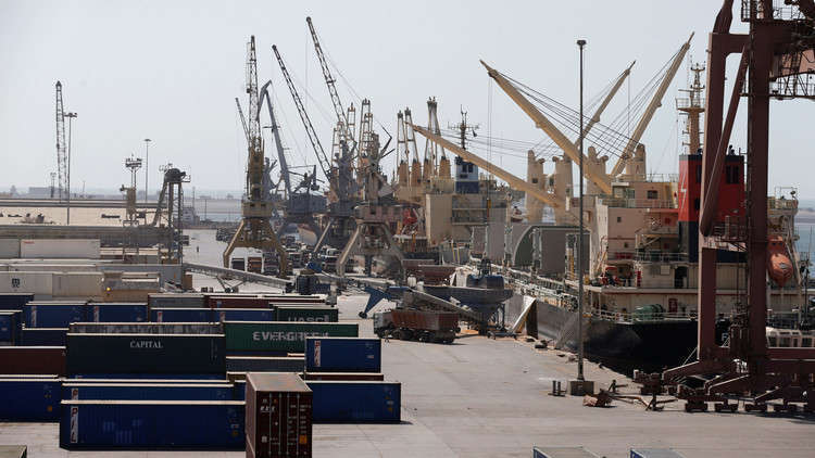 مليشيات الحوثي تحتجز 13 سفينة تجارية وتمنعها من دخول ميناء الحديدة