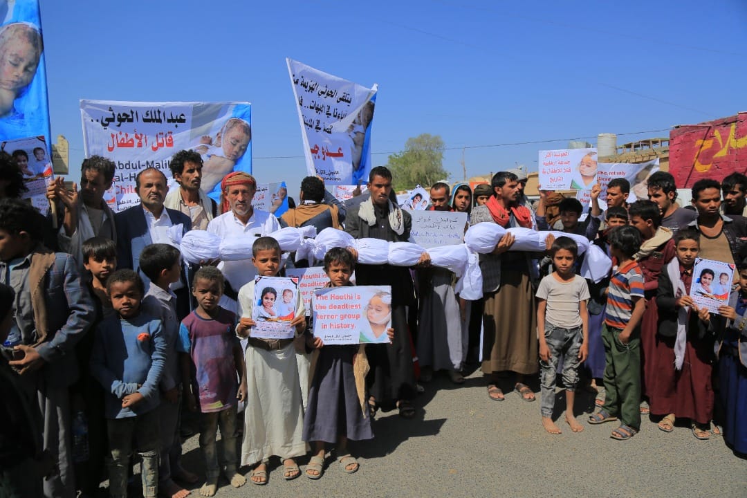 تشييع شعبي لثلاثة أطفال من ضحايا القصف الحوثي على حي الروضة بمأرب