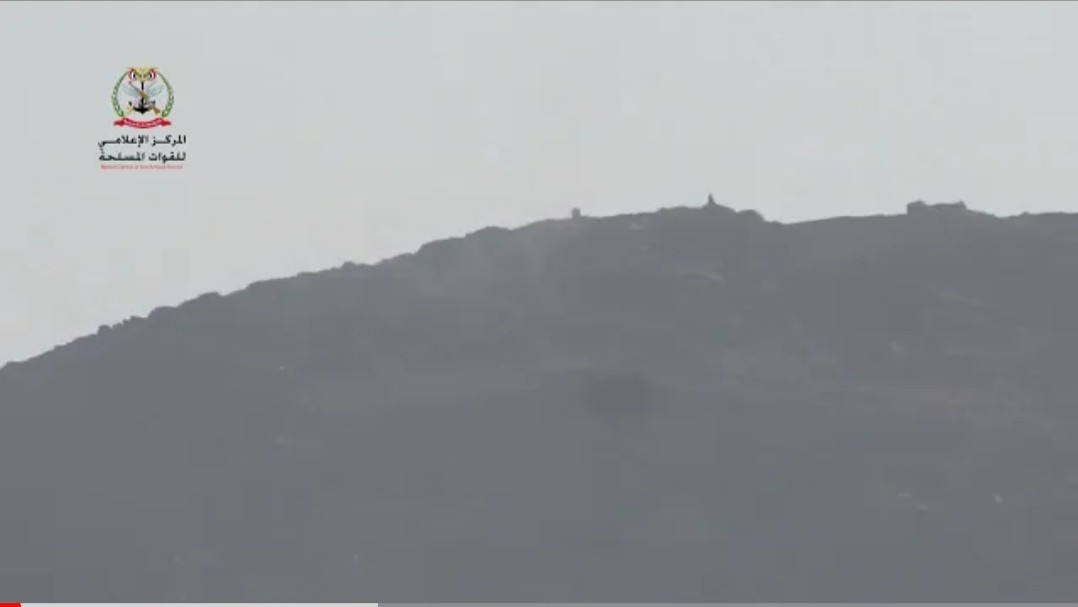 شاهد : هكذا دكت مدفعية الجيش ومقاتلات التحالف مواقع الحوثيين جنوب مأرب