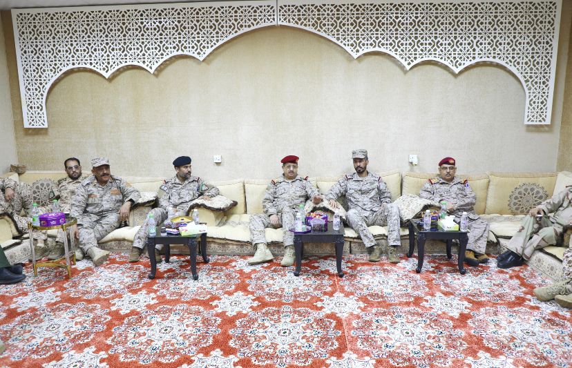 وزير الدفاع يقوم بزيارات عيدية إلى عدد من المواقع والمنشئات العسكرية في عدن