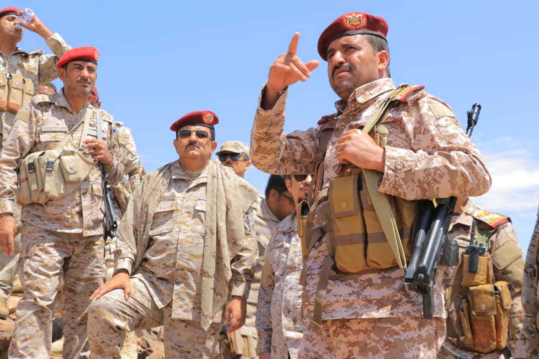 وزير الدفاع يتفقد أبطال الجيش في الخطوط الأمامية للجبهة الشمالية بمأرب